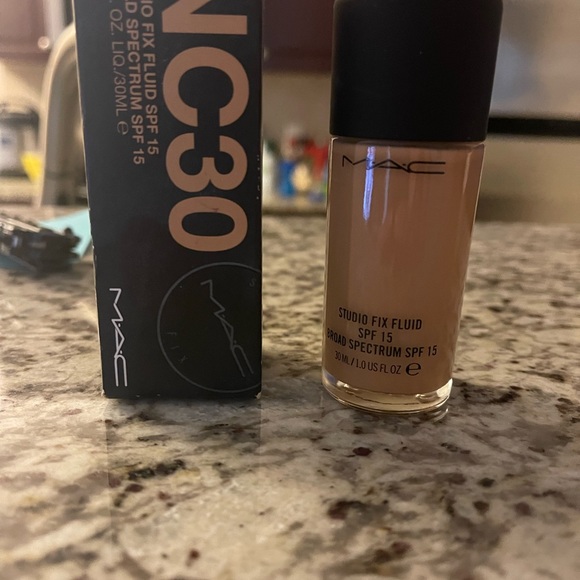 MAC studio fix liquid foundation - Picture 2 of 3